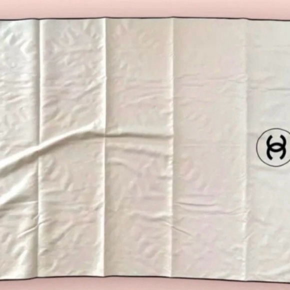 NEW Chanel Beauté cream Travel throw blanket - Picture 3 of 9